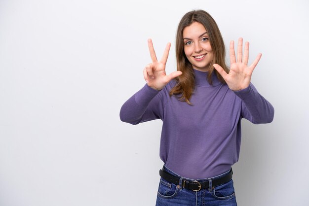 Jonge blanke vrouw geïsoleerd op een witte achtergrond die acht met vingers telt