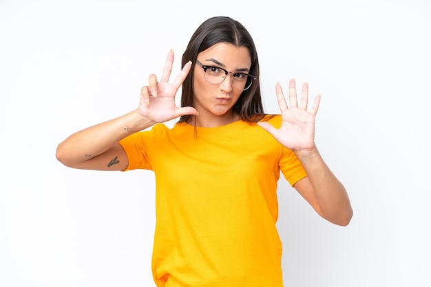 Jonge blanke vrouw geïsoleerd op een witte achtergrond die acht met vingers telt