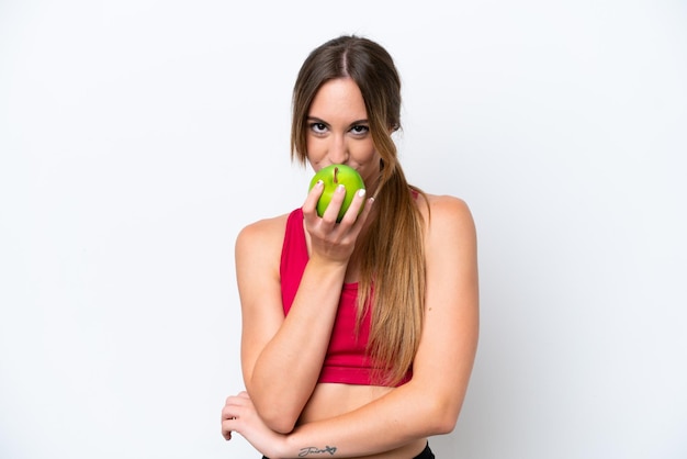 Jonge blanke vrouw geïsoleerd op een witte achtergrond die een appel eet eating