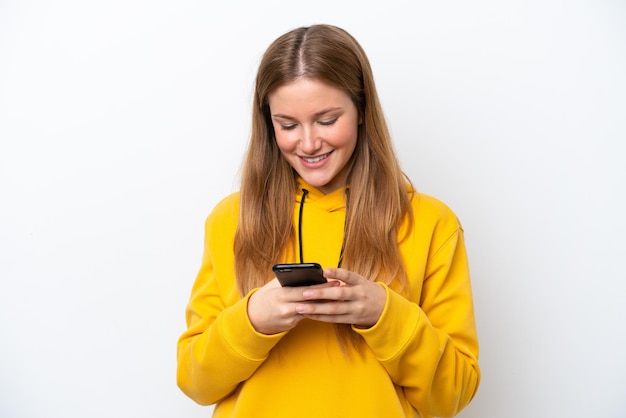 Jonge blanke vrouw geïsoleerd op een witte achtergrond die een bericht verzendt met de mobiel