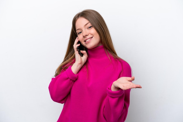 Jonge blanke vrouw geïsoleerd op een witte achtergrond die een gesprek voert met de mobiele telefoon met iemand