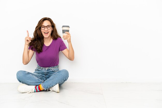 Jonge blanke vrouw geïsoleerd op een witte achtergrond die een geweldig idee benadrukt