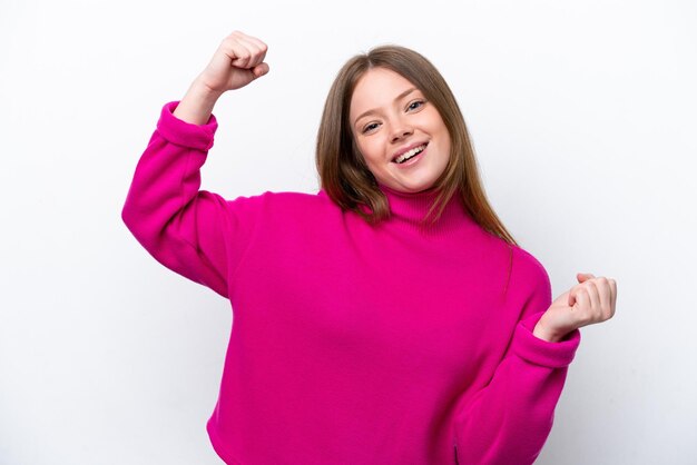 Jonge blanke vrouw geïsoleerd op een witte achtergrond die een overwinning viert