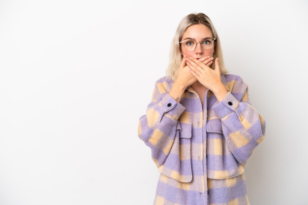 Jonge blanke vrouw geïsoleerd op een witte achtergrond die mond bedekt met handen