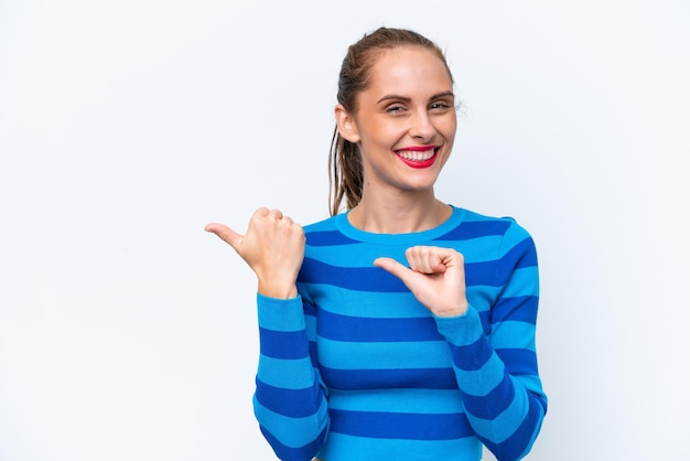 Jonge blanke vrouw geïsoleerd op een witte achtergrond die naar de zijkant wijst om een product te presenteren