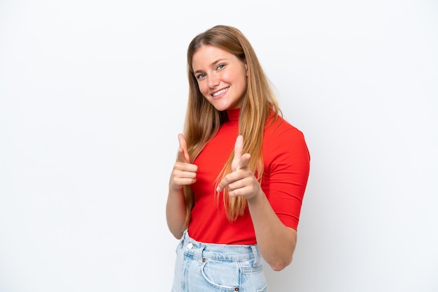 Jonge blanke vrouw geïsoleerd op een witte achtergrond die naar voren wijst en glimlacht