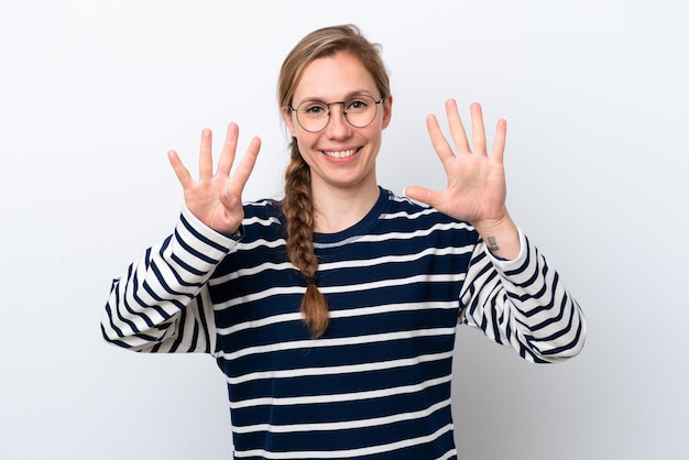 Foto jonge blanke vrouw geïsoleerd op een witte achtergrond die negen met vingers telt