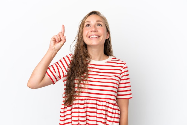 Jonge blanke vrouw geïsoleerd op een witte achtergrond die omhoog wijst en verrast