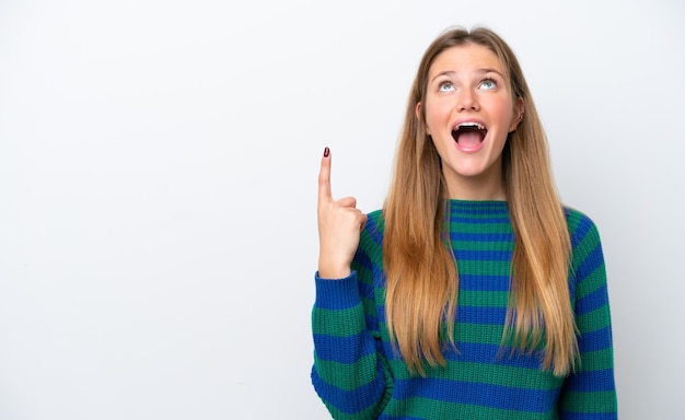 Jonge blanke vrouw geïsoleerd op een witte achtergrond die omhoog wijst en verrast