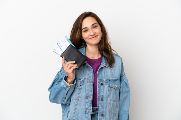 Jonge blanke vrouw geïsoleerd op een witte achtergrond gelukkig in vakantie met paspoort en vliegtickets