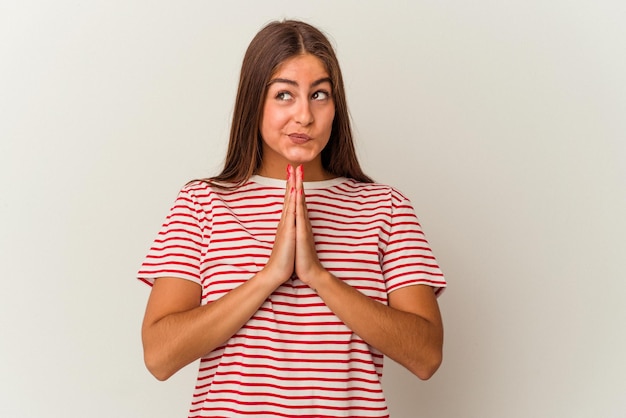 Foto jonge blanke vrouw geïsoleerd op een witte achtergrond geschokt die mond bedekt met handen angstig om iets nieuws te ontdekken