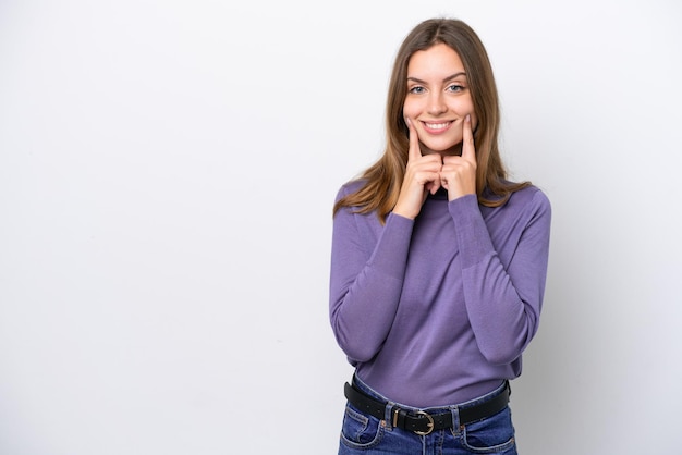 Jonge blanke vrouw geïsoleerd op een witte achtergrond glimlachend met een gelukkige en aangename uitdrukking