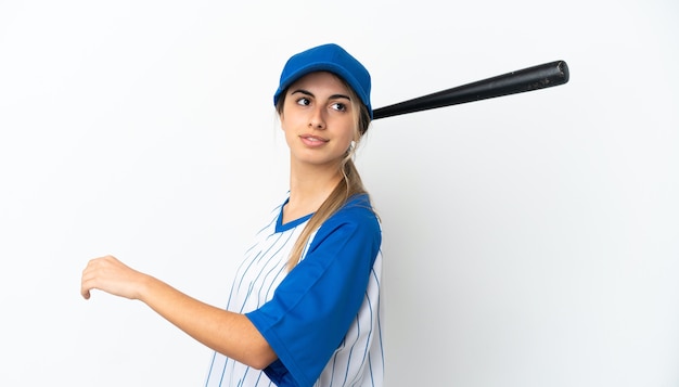 Jonge blanke vrouw geïsoleerd op een witte achtergrond honkbal spelen