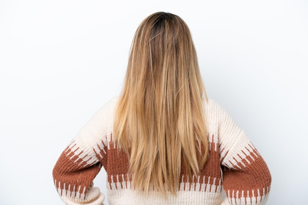 Jonge blanke vrouw geïsoleerd op een witte achtergrond in de achterste positie