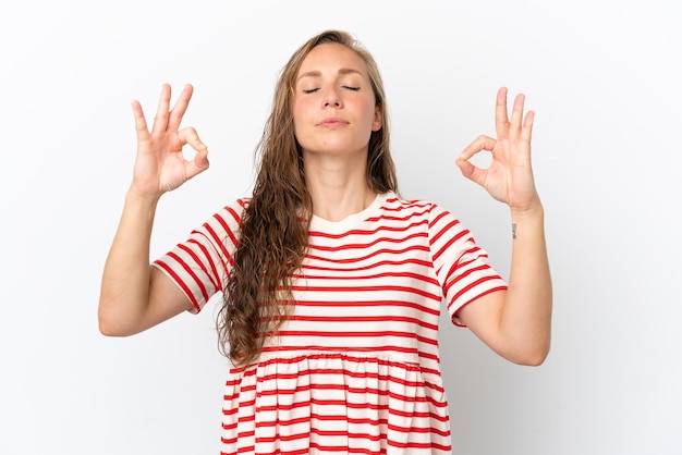 Jonge blanke vrouw geïsoleerd op een witte achtergrond in zen pose