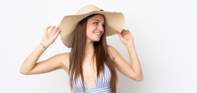 Jonge blanke vrouw geïsoleerd op een witte achtergrond in zwembroek in de zomervakantie