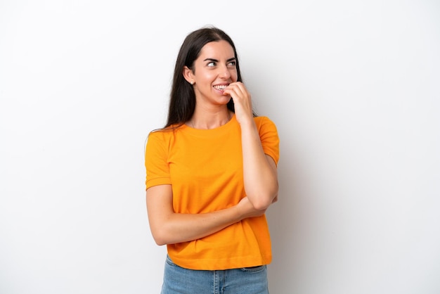 Jonge blanke vrouw geïsoleerd op een witte achtergrond is een beetje nerveus