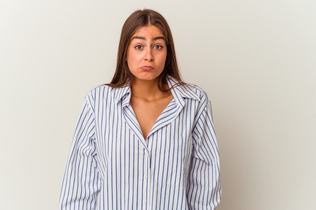 Jonge blanke vrouw geïsoleerd op een witte achtergrond lacht vreugdevol handen op het hoofd te houden. Geluk concept.