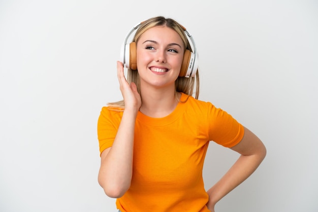 Jonge blanke vrouw geïsoleerd op een witte achtergrond luisteren naar muziek