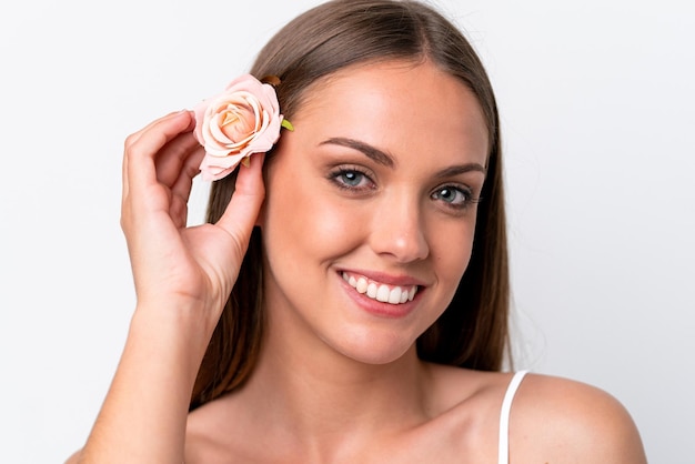 Jonge blanke vrouw geïsoleerd op een witte achtergrond met bloemen Close-up portret