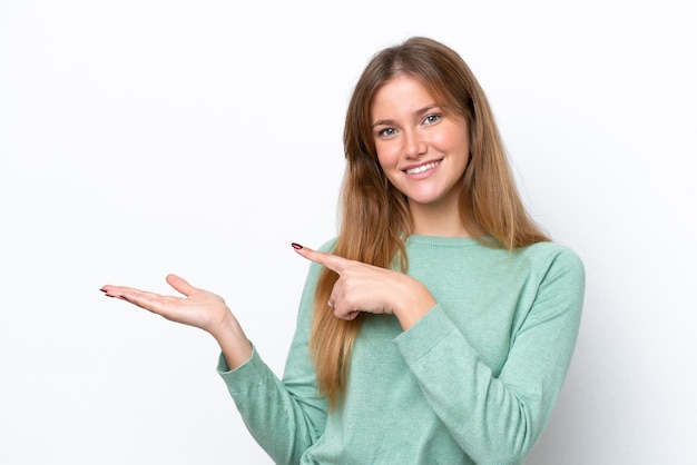 Jonge blanke vrouw geïsoleerd op een witte achtergrond met copyspace denkbeeldig op de palm om een advertentie in te voegen