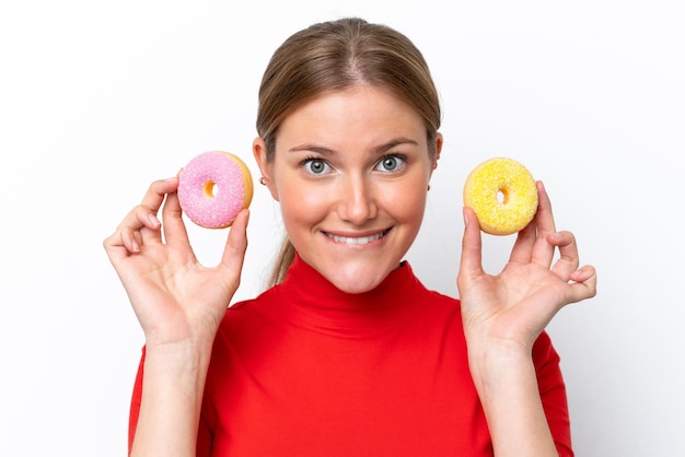 Jonge blanke vrouw geïsoleerd op een witte achtergrond met donuts