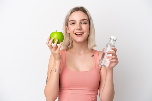 Jonge blanke vrouw geïsoleerd op een witte achtergrond met een appel en een fles water