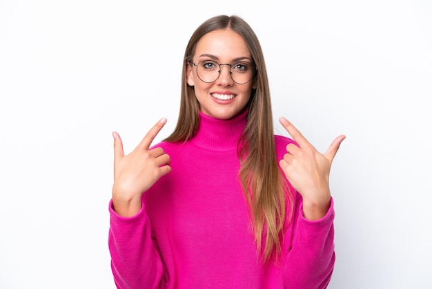 Jonge blanke vrouw geïsoleerd op een witte achtergrond met een duim omhoog gebaar