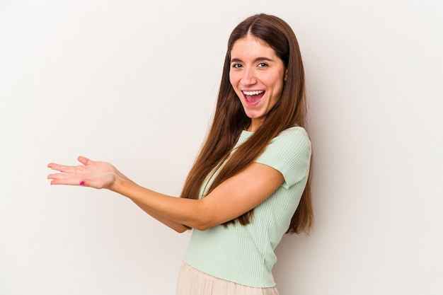 Jonge blanke vrouw geïsoleerd op een witte achtergrond met een kopie ruimte op een palm.