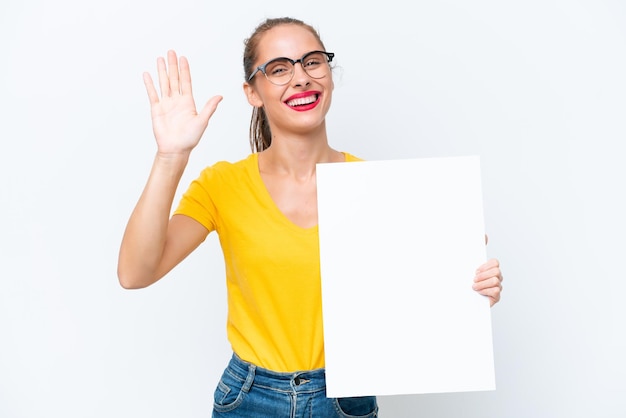 Jonge blanke vrouw geïsoleerd op een witte achtergrond met een leeg bordje en saluting