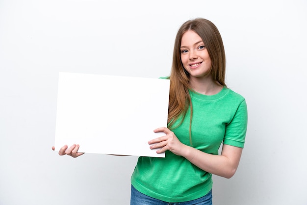 Jonge blanke vrouw geïsoleerd op een witte achtergrond met een leeg bordje met gelukkige expression