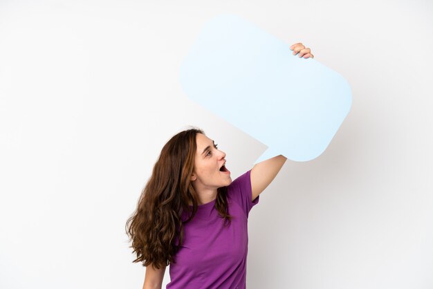 Jonge blanke vrouw geïsoleerd op een witte achtergrond met een lege tekstballon