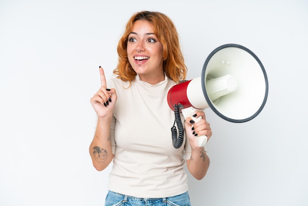 Jonge blanke vrouw geïsoleerd op een witte achtergrond met een megafoon en van plan om de oplossing te realiseren