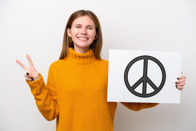 Foto jonge blanke vrouw geïsoleerd op een witte achtergrond met een plakkaat