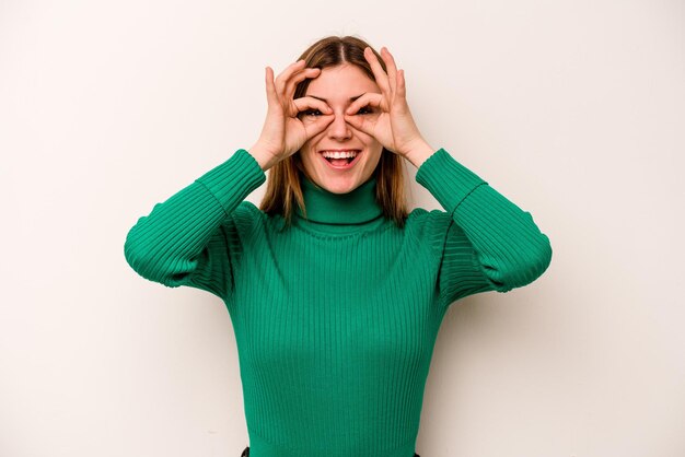 Jonge blanke vrouw geïsoleerd op een witte achtergrond met goed teken boven de ogen