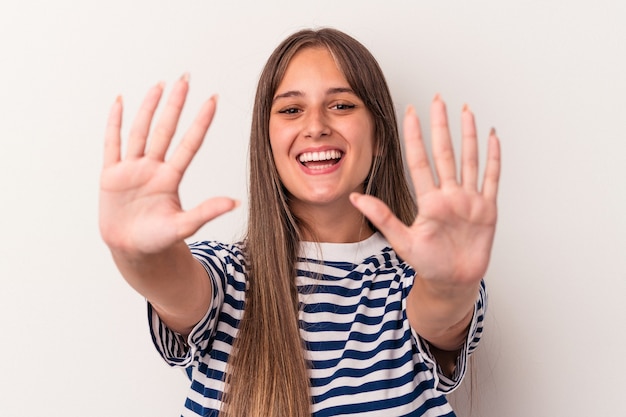 Jonge blanke vrouw geïsoleerd op een witte achtergrond met nummer tien met handen.