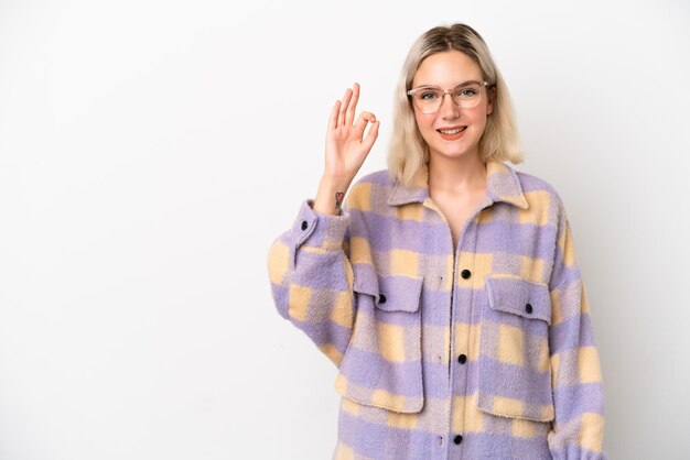 Jonge blanke vrouw geïsoleerd op een witte achtergrond met ok teken met vingers