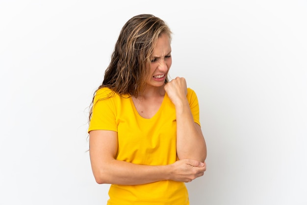 Jonge blanke vrouw geïsoleerd op een witte achtergrond met pijn in de elleboog