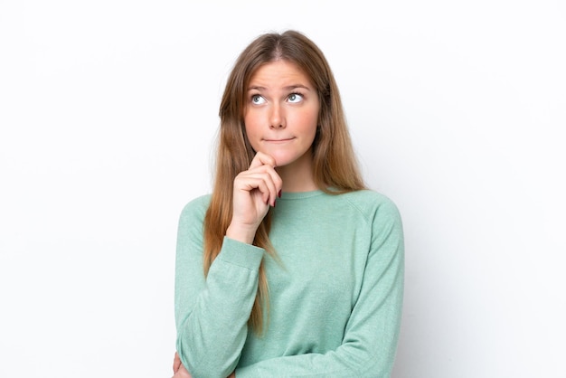 Jonge blanke vrouw geïsoleerd op een witte achtergrond met twijfels en denken