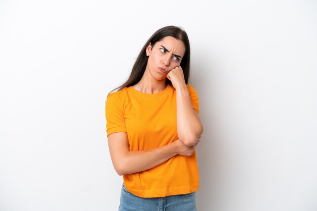 Jonge blanke vrouw geïsoleerd op een witte achtergrond met vermoeide en verveelde expression