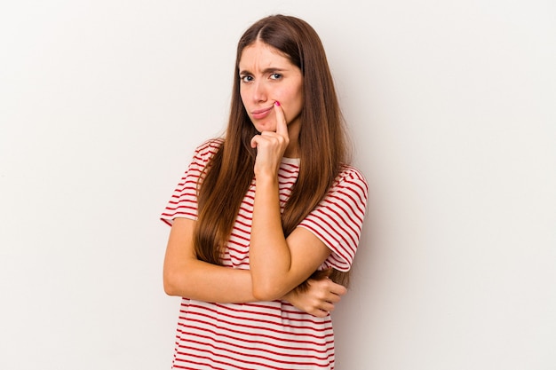 Jonge blanke vrouw geïsoleerd op een witte achtergrond ongelukkig in de camera kijken met sarcastische uitdrukking.