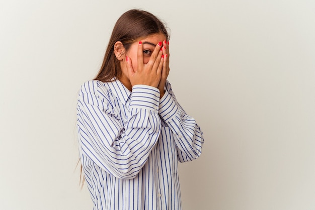 Jonge blanke vrouw geïsoleerd op een witte achtergrond persoon die met de hand wijst naar een shirt kopieerruimte, trots en zelfverzekerd?