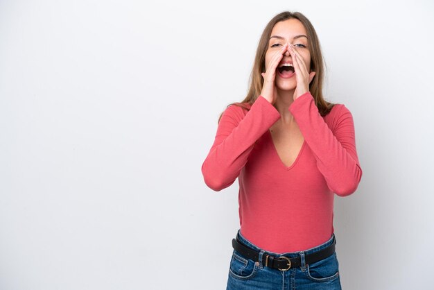 Jonge blanke vrouw geïsoleerd op een witte achtergrond schreeuwen en iets aankondigen