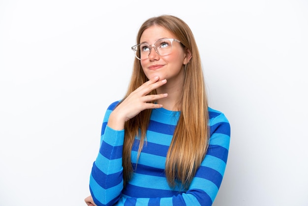 Jonge blanke vrouw geïsoleerd op een witte achtergrond terwijl ze glimlacht