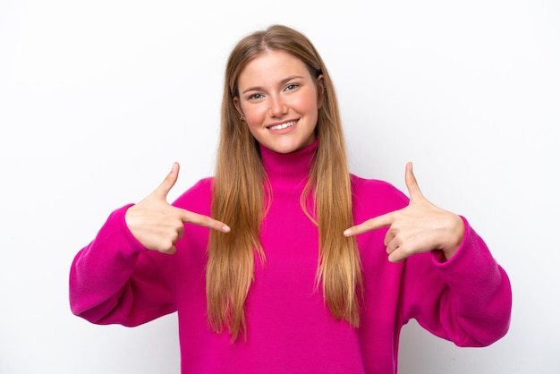 Jonge blanke vrouw geïsoleerd op een witte achtergrond trots en zelfvoldaan