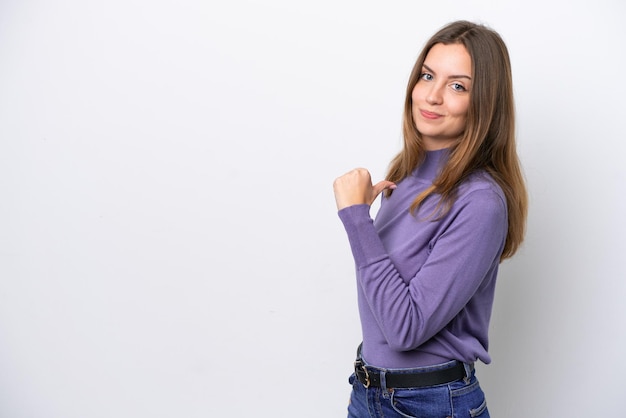 Jonge blanke vrouw geïsoleerd op een witte achtergrond trots en zelfvoldaan