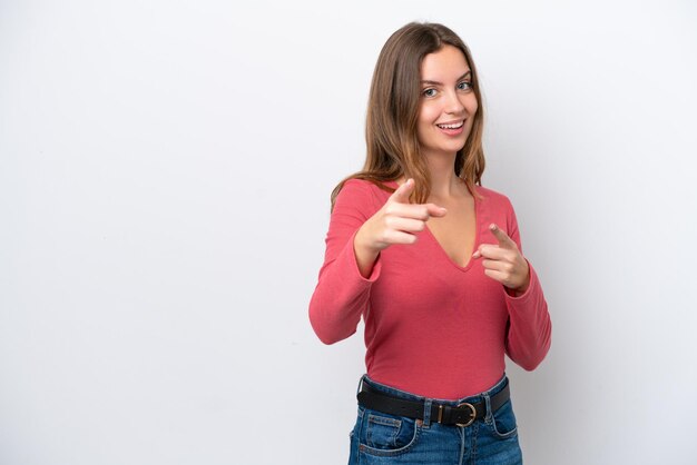 Jonge blanke vrouw geïsoleerd op een witte achtergrond verrast en wijzend naar voren