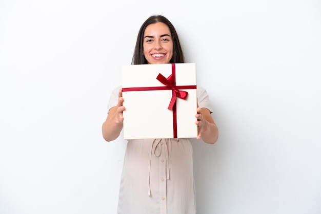 Jonge blanke vrouw geïsoleerd op een witte achtergrond zwanger en met een geschenk