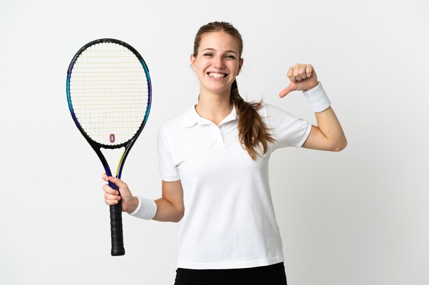 Jonge blanke vrouw geïsoleerd op een witte muur tennissen en trots op zichzelf