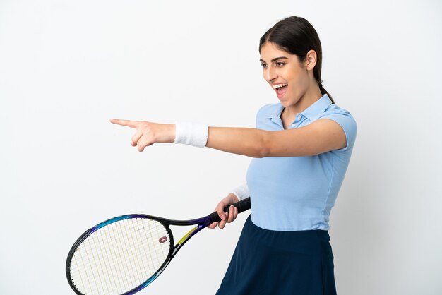 Jonge blanke vrouw geïsoleerd op een witte muur tennissen